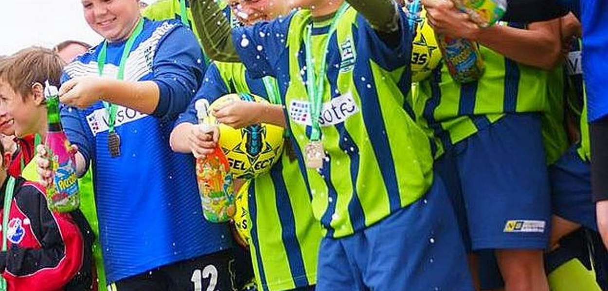 Foto (nadesłane): Radość zwycięzców Gola z rocznika 2004 niczym po zdobyciu pucharu Ligi Mistrzów UEFA. A może któryś z nich zdobędzie go w przyszłości