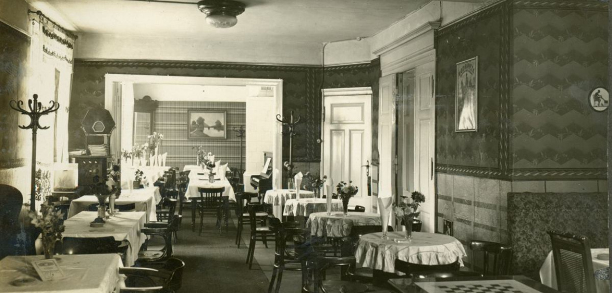 Fot. Archiwum: Tak prezentowało się wnętrze jednej z przedwojennych brodnickich restauracji i kawiarni. W prezentowanej Kawiarni u Wrzesińskiego uwagę zwracały nakryte obrusami 2-4-osobowe stoliki z leżącą kartą dań, udekorowane kwiatami w wazonikach i serwetkami. Na pierwszym planie uwagę zwraca pulpit do gry w szachy. Palta można było odwieszać na stojące wieszaki. Ściany każdej z sal pokrywały inne wzorzyste tapety. Na ścianie po prawej zawieszony był obraz z rycerzem na koniu i napisem w gór