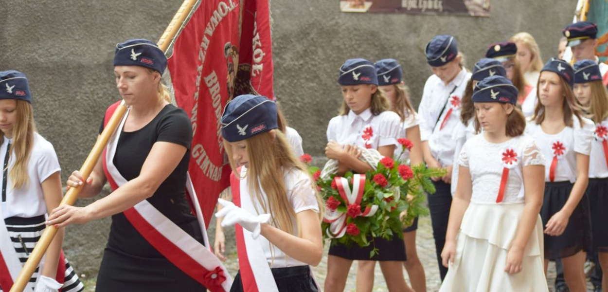 Fot. Nadesłane: Naczelnik Katarzyna Brózda ze sztandarem TG 'Sokół' w Brodnicy i sokolętami w furażerkach