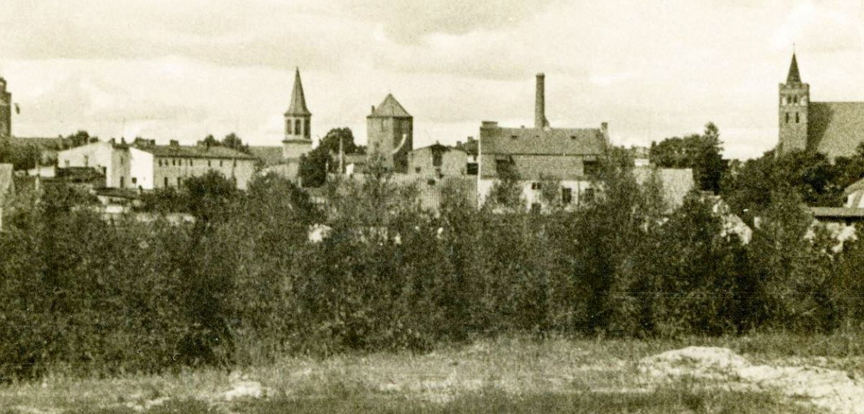 Fot. Fotopolska.eu: Panorama Brodnicy od północy w 1940 roku. Uwagę zwraca powiewająca na wieży krzyżackiej hitlerowska flaga ze swastyką. Polską nazwę miasta wkrótce później zmieniono na niemiecką - Strasburg.