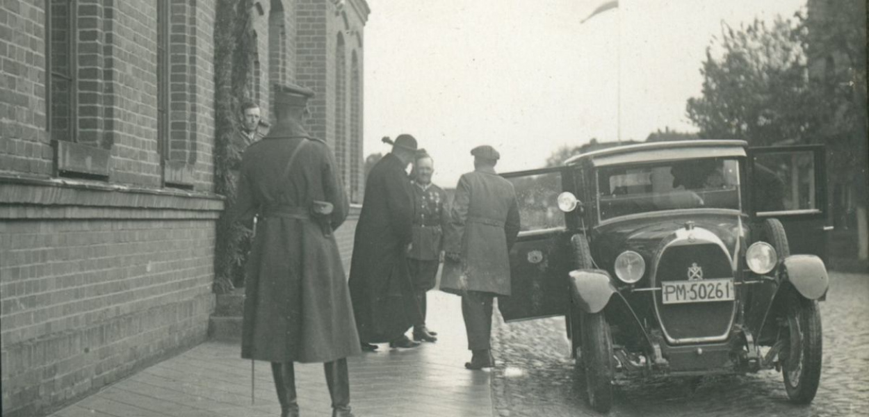 Fot. Archiwum: Archiwalne zdjęcie ukazujące biskupa Stanisława Okoniewskiego podczas wizyty w Brodnicy obok auta, którym wtedy podróżował. To francuski luksusowy Hotchkiss AM2 lub AM80
