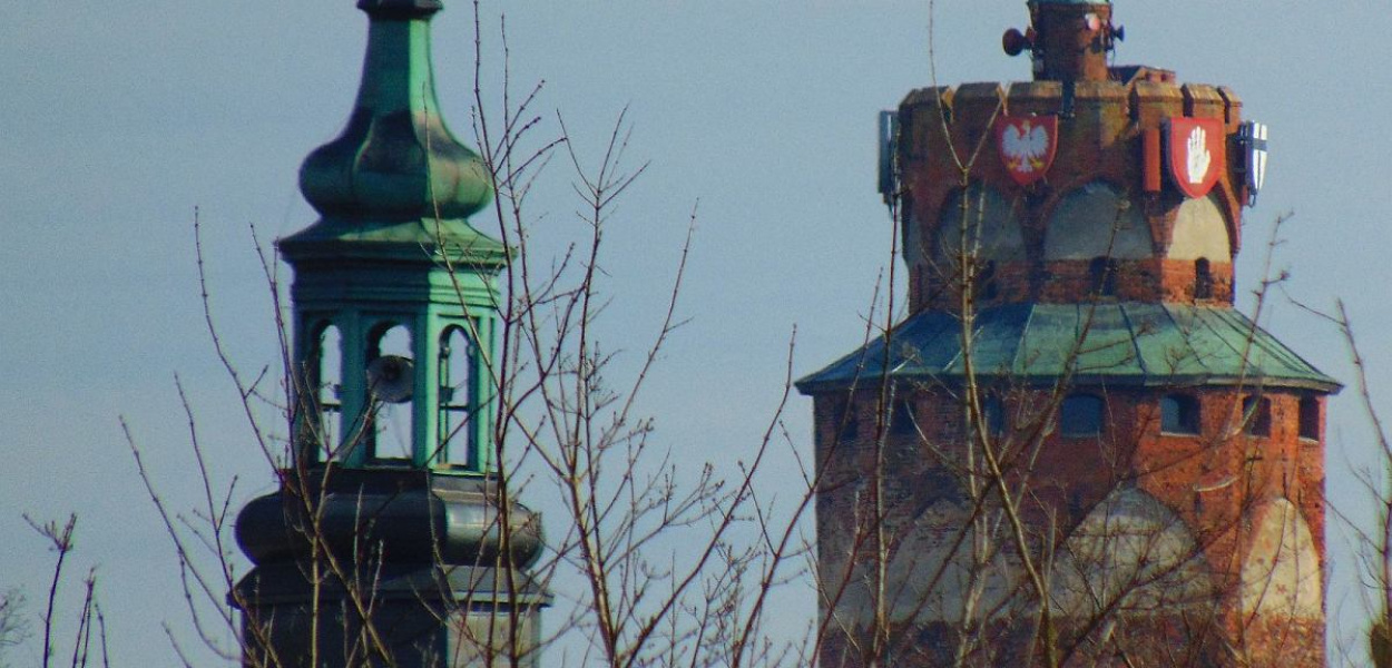 Foto: OFCE: Widok na symbol Brodnicy - wieże zamkową - z ronda Toruńskiego