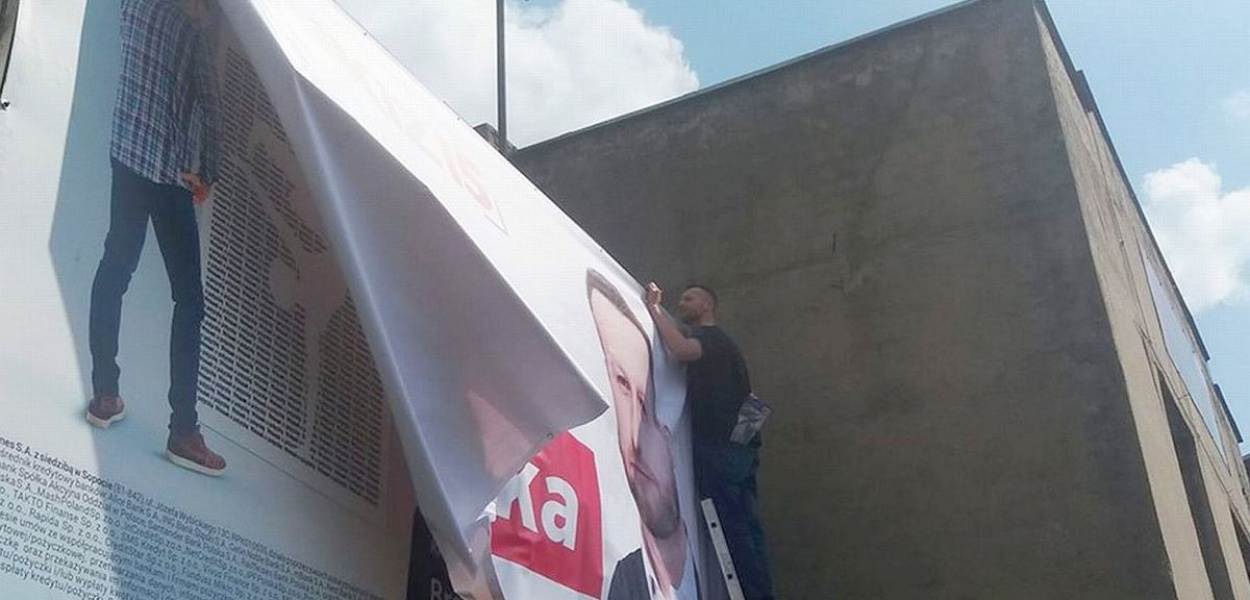 Foto (OFCE): Jedynym kandydatem z naszego powiatu do Parlamentu Europejskiego jest brodniczanin Paweł Szramka. Na początku maja spotkaliśmy go, gdy samodzielnie z kolegą rozwieszał swój baner na skrzyżowaniu 'przy mleczarni'