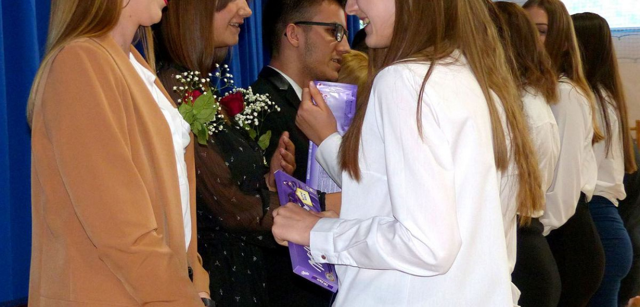 Foto  (BB): Gratulacje i symboliczne różyczki od młodszych kolegów i koleżanek, w podziękowaniu tabliczki czekolady
