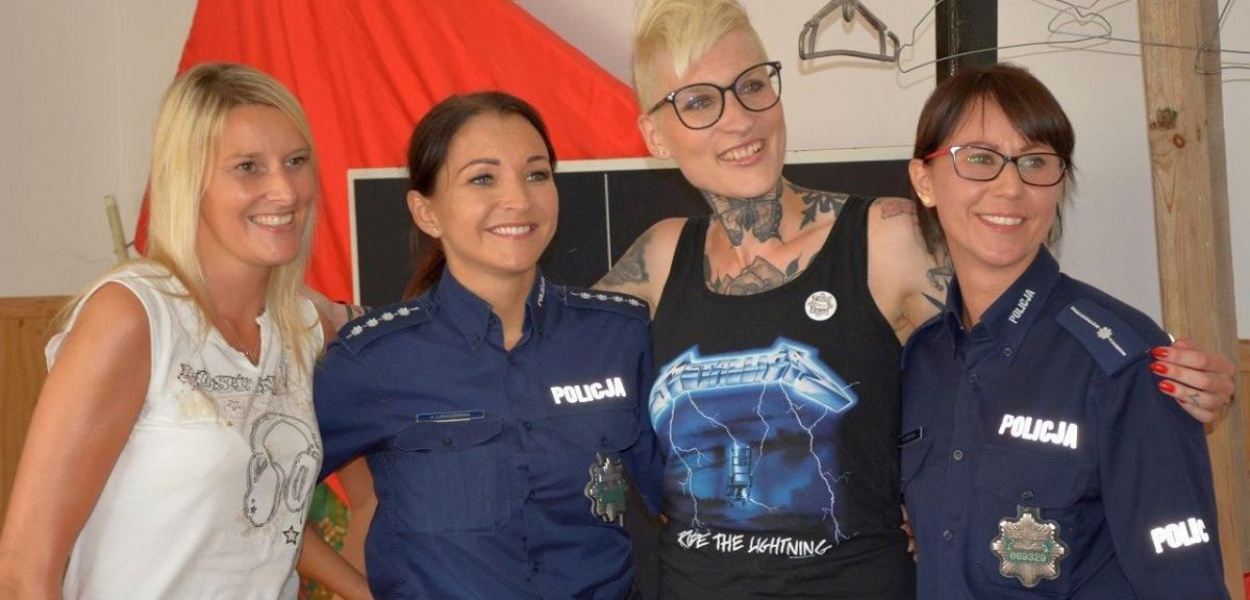 Foto 03 01 (Elżbieta Stawska): Policjantki z Brodnicy z pisarką Katarzyną Puzyńską