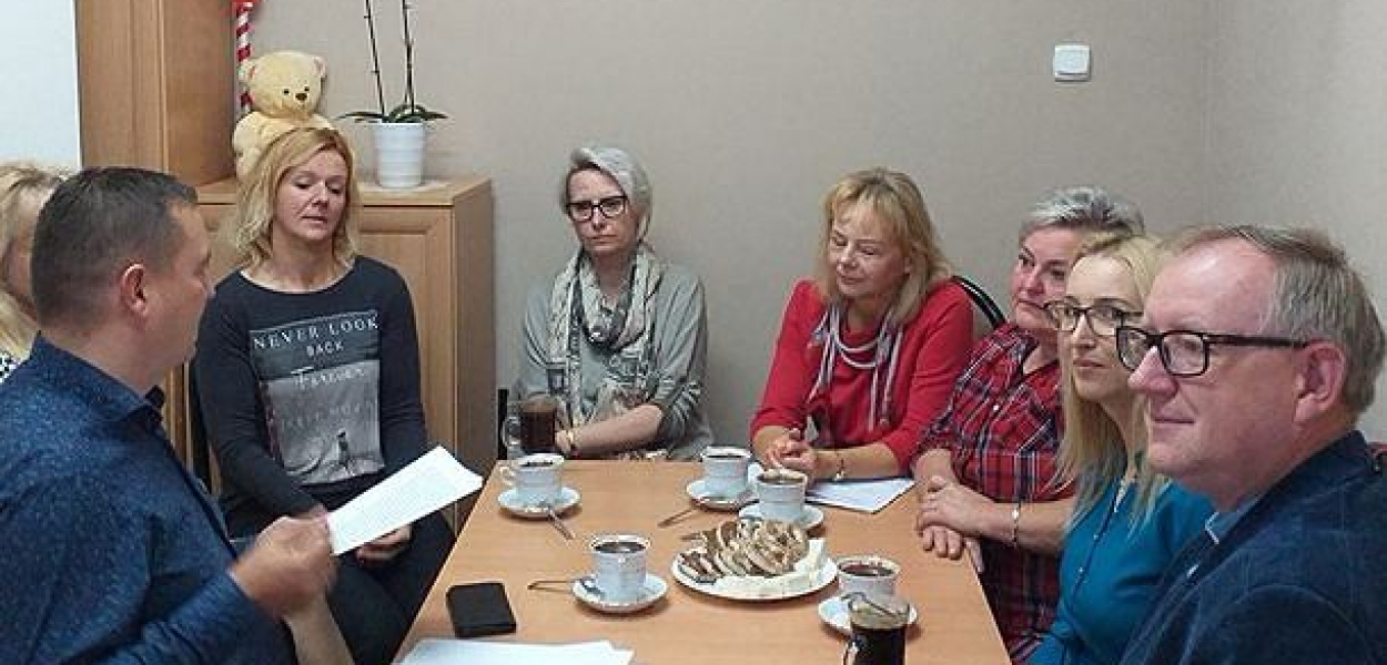 Foto: Archiwum: W gabinecie dyrektora szkoły w Zbicznie obradowała komisja powołana do wyboru patrona szkoły. W jej składzie zasiedli: dyrektor szkoły Urszula Pomianowska, nauczycielki - Agnieszka Pielacka, Longina Jasieniecka i Katarzyna Słomińska, ks. Krzysztof Dębiec, przewodniczący rady gminy Radosław Stawski, przewodnicząca komisji oświaty Wioletta Ostrowska oraz wójt gminy Zbiczno (i jednocześnie wiceprzewodnicząca rady rodziców) Magdalena Golubska. W prace zostaną wkrótce włączeni uczniow