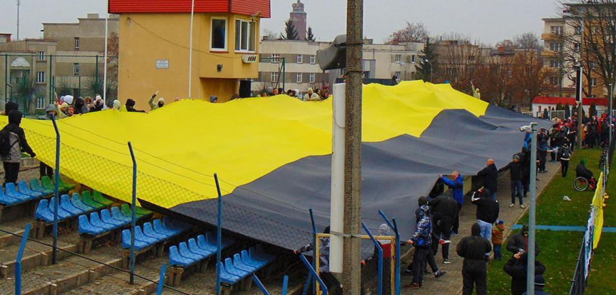 Foto: OFCE: Fani na trybunach rozciągnęli flagę o wymiarach 60 na 9 m.