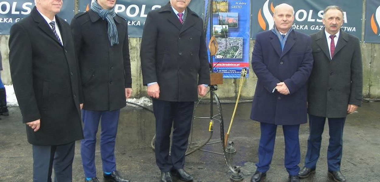 Foto (Nadesłane): W marcu była w Brodnicy uroczystość odpalania znicza. Radny Jan Kowalski z prawej, obok burmistrz Jarosław Radacz, w środku wicewojewoda Józef Ramlau i z lewej dyrektorzy Polskiej Spółki Gazowniczej