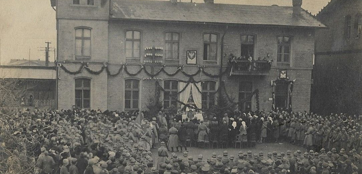 Foto: ARCHIWUM: 19 stycznia 1920 roku odprawiona została uroczysta msza św. przed budynkiem poczty w Jabłonowie. Dokładnie sto lat później w tym samym miejscu znów  tak było