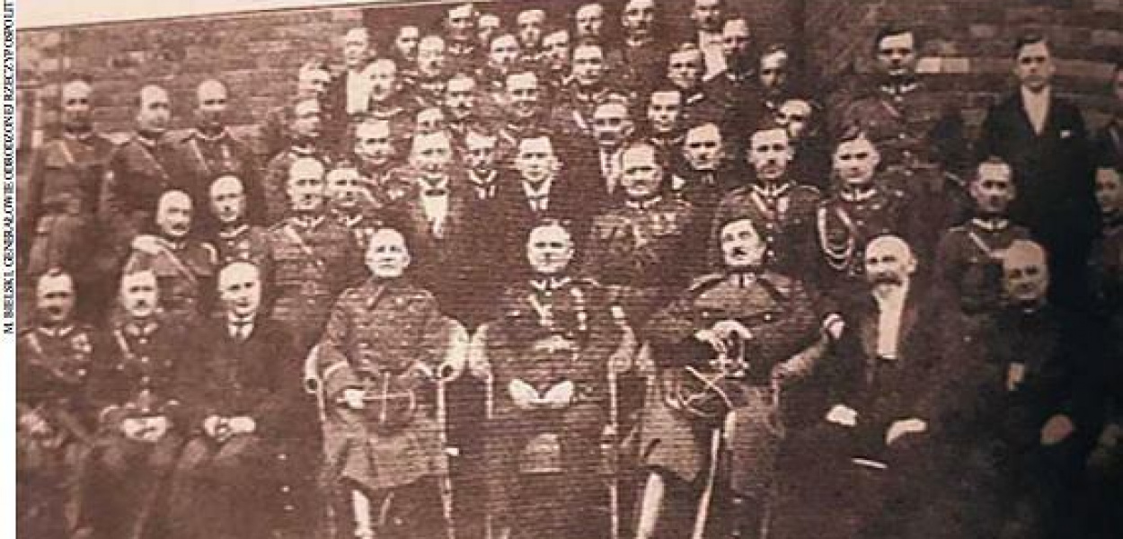 Foto: M. Bielski, Generałowie Odrodzonej Rzeczypospolitej: Przedwojenne zdjęcie wykonane w 67. pułku piechoty w Brodnicy. U dołu siedzą gen. Henryk Józef Zemanek (1872-1936), płk Mielnik, dowódca pułku, płk Sołłohub-Dowoyno (1885-1939 - późniejszy gen. bryg., zamordowany przez Sowietów w swoim folwarku w Kobryniu), burmistrz Brodnicy Jerzykiewicz i ks. proboszcz Bielicki. Wśród obecnych był też naczelnik sądu Marczak, komendant P.P. Nowacki, inspektor szkolny Modrzewski, major Klein, porucznik B