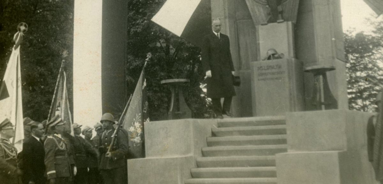 Foto: ARCHIWUM: Władysław Raczkiewicz przed pomnikiem ku czci pamięci poległych żołnierzy 67 Pułku Piechoty, który znajdował się na skwerze przy zbiegu ulic Paderewskiego i Sienkiewicza