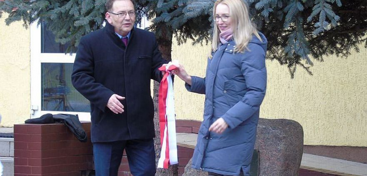 Foto: NADESŁANE: Odsłonięcia tablicy dokonali wspólnie wójt Magdalena Golubska i dyrektor ZS Pokrzydowo Jarosław Hartka.
