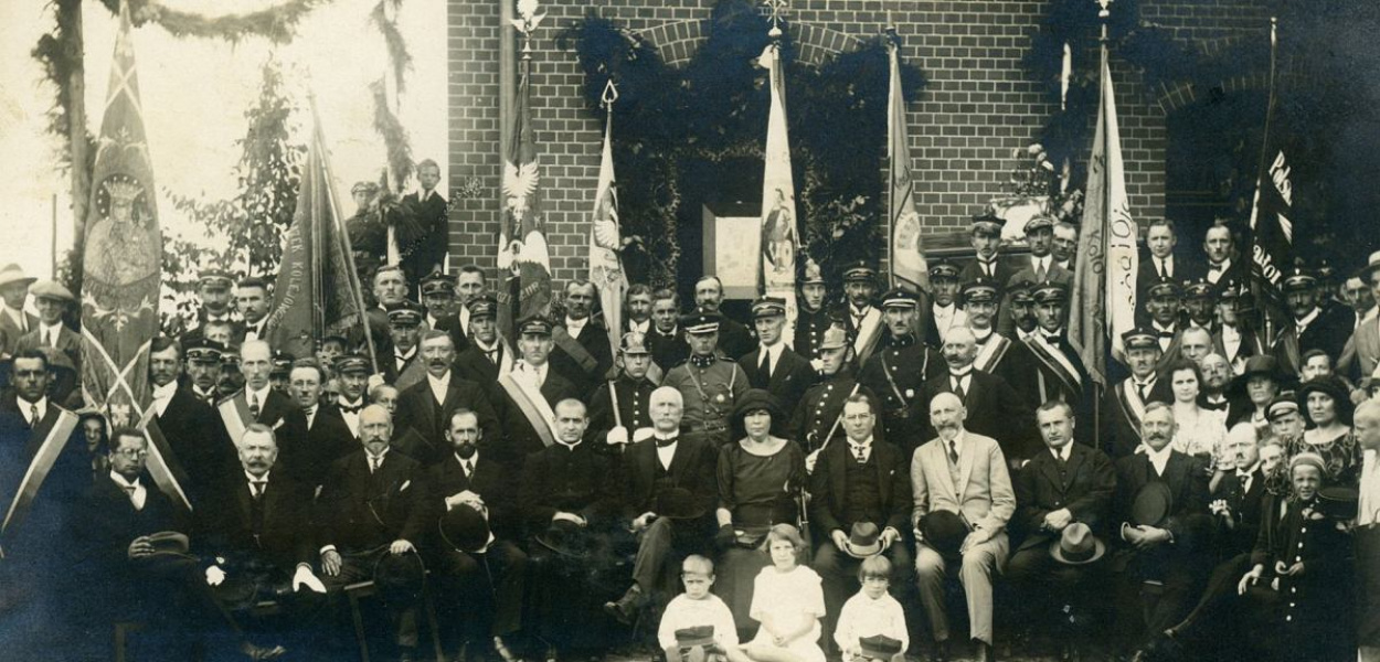 Foto: Archiwum: Archiwalne zdjęcie z lat 20. XX wieku ukazujące brodniczan przed budynkiem dworca kolejowego w Brodnicy podczas uroczystości poświęcenia biblioteki na stacji kolejowej