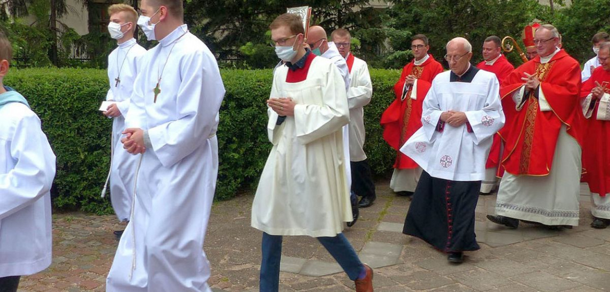 Foto: BB: Biskup w asyście księży i ministrantów przeszedł spod plebanii i głównym wejściem weszli do kościoła