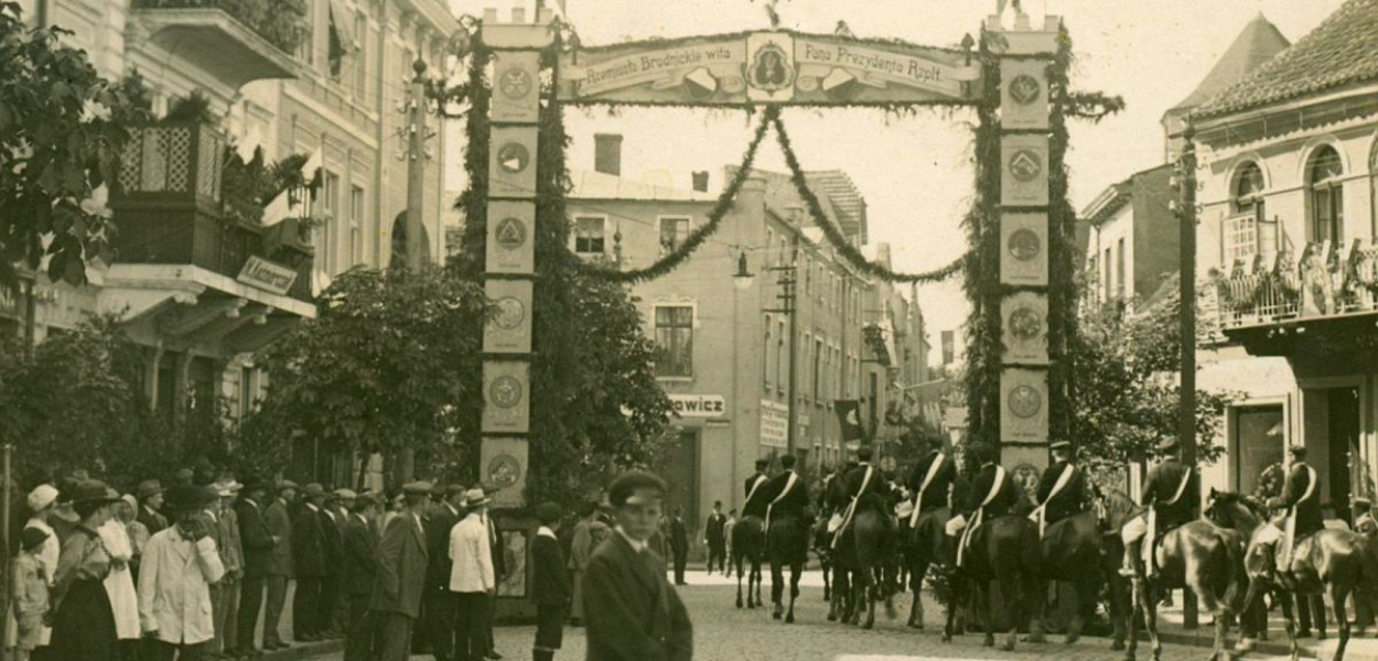 Foto: Archiwum: Brama powitalna na zbiegu Dużego Rynku i ul. Kościuszki, wystawiona przez brodnickie rzemiosło na przyjazd prezydenta RP w czerwcu 1924, bez wątpienia należała do najbardziej okazałych na terenie miasta.
