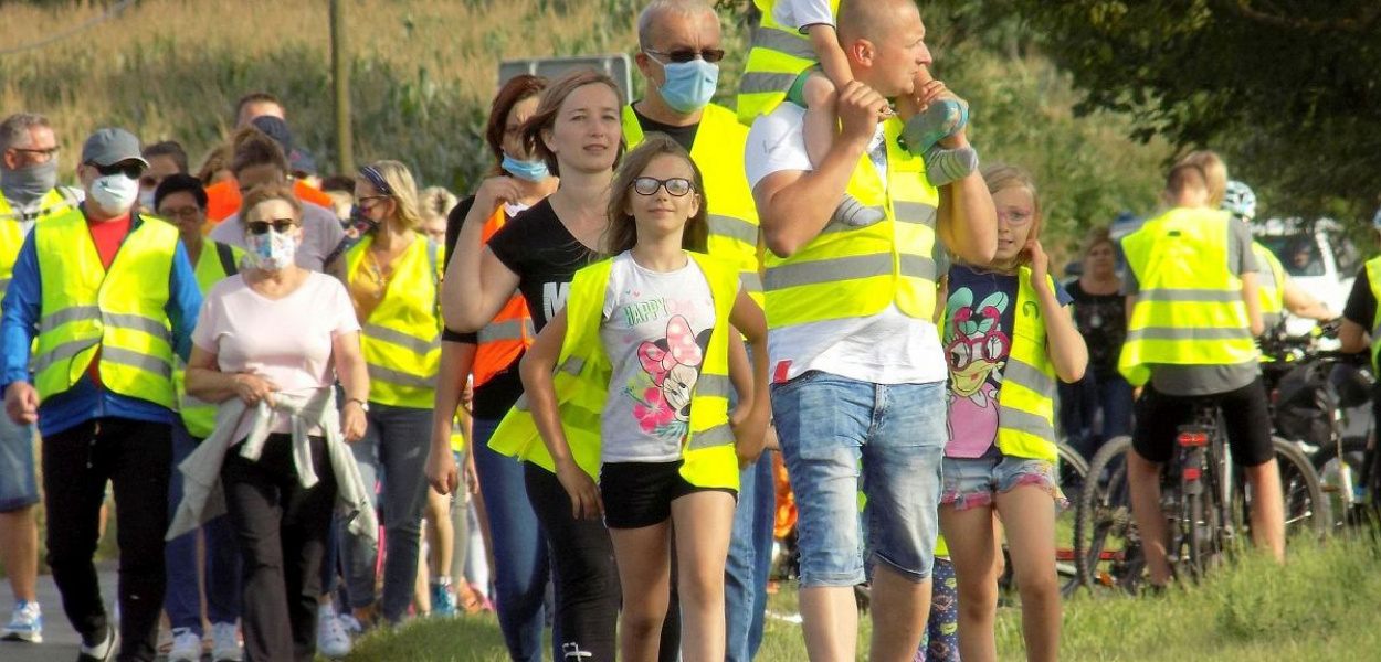 Foto: Krzysztof Cedro: W proteście na drodze wojewódzkiej nr 543 w kujawsko-pomorskim, w miejscowości Grzybno wzięło udział ponad dwieście osób