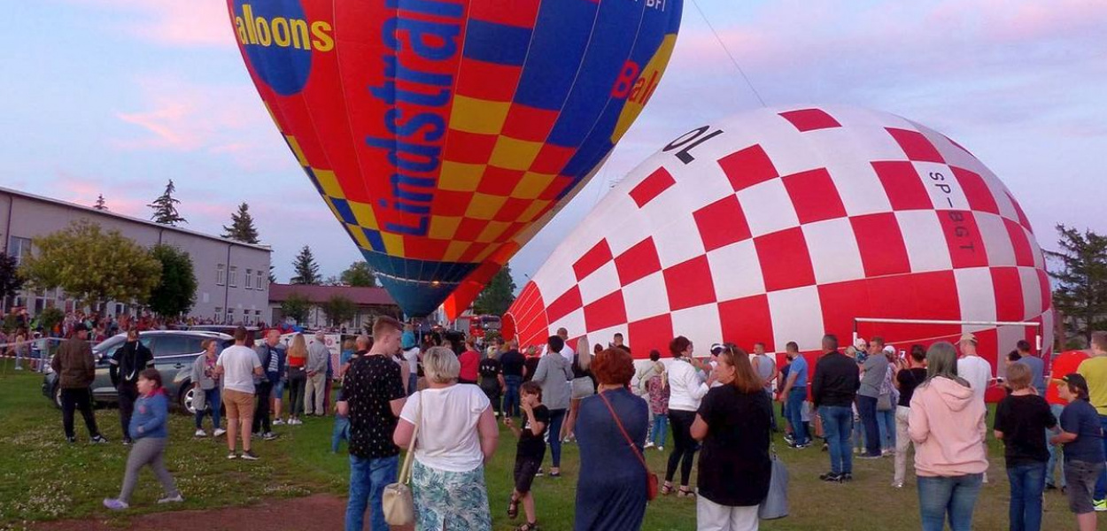 Foto: BB: Napełnione, kolorowe balony poszybowały w niebo.