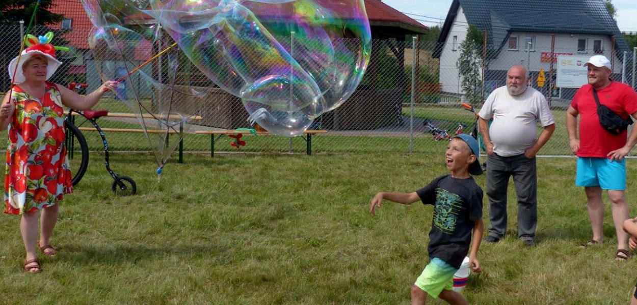 Foto: BB: 'Animacje z Basią' - puszczanie gigantycznych baniek mydlanych.