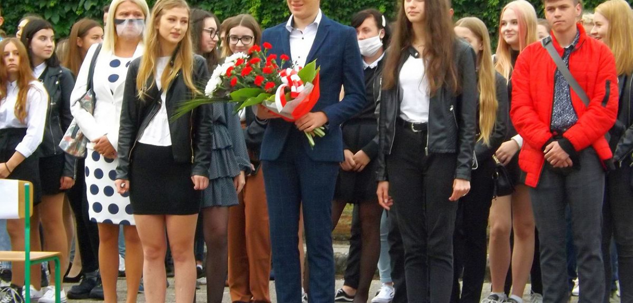 Foto: Krzysztof Cedro: W brodnickim Centrum Kształcenia Zawodowego i Ustawicznego roku szkolnego rozpoczął się od apelu na boisku szkolnym