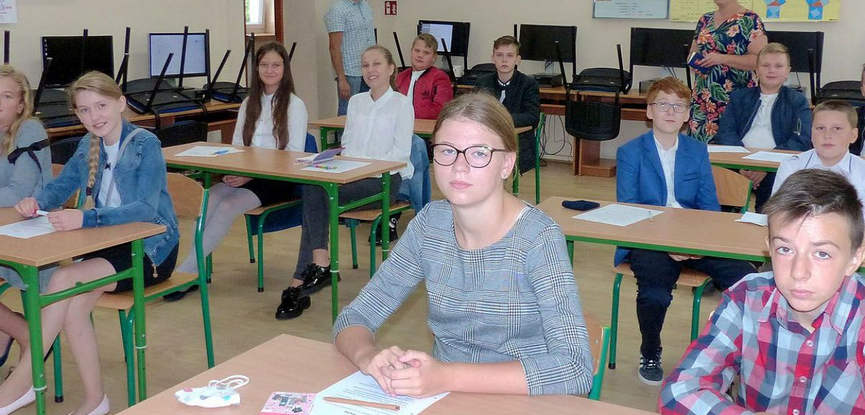 Foto: BB: Szkoła Podstawowa w Strzygach. Nauczyciel religii i logopeda Małgorzata Bekier z uczniami klasy szóstej