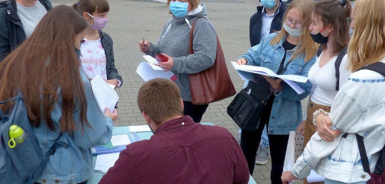 Foto: BB: Przyszłe gwiazdy cyrku wpisywały się na listę do Mateusza Gutfelda - do grupy cyrkowej 'BeDeKus'