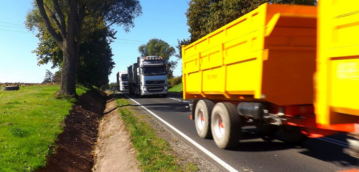 Foto: OFCE: Droga krajowa numer 15 w Niewierzu. - Dzieci boją chodzić się do szkolnego autobusu, już kilka razy mój chłopak omal nie stracił życia przez pędzące ciężarówki - mówi jeden z rodziców.