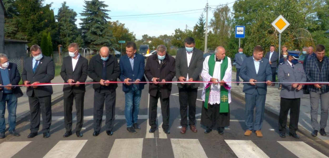 Foto: BB: Przecięcia wstęgi dokonali przedstawiciele władz powiatu i gmin.
