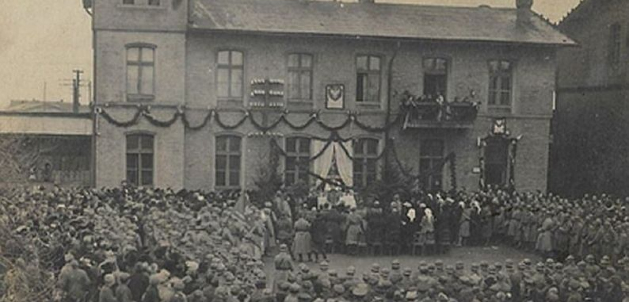 Foto: (https://dokorzeni.edupage.org/.: Powitanie oddziałów Armii Błękitnej w Jabłonowie Pomorskim w 1920 roku.