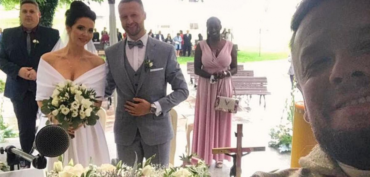 Foto: NADESŁANE: Ślubu w kaplicy w Turznie udzielił brodniczanin ks Jakub Maciejko.