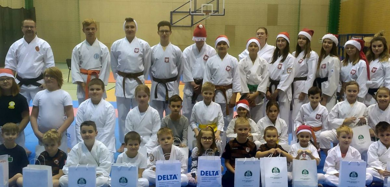 Foto: Nadesłane: Kilkudziesięciu członków brodnickiego klubu Shotokan wspaniale bawiło się podczas mikołajkowego spotkania w brodnickiej hali OSiR-u.