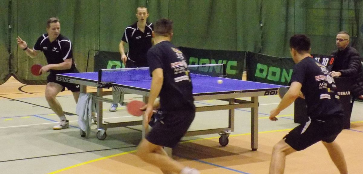 Foto: NADESŁANE:: Superpara brodnickiego klubu OSiR (w tle) Michał Gutkowski i Marcin Śliwiński w zwycięskim meczu z Rumią