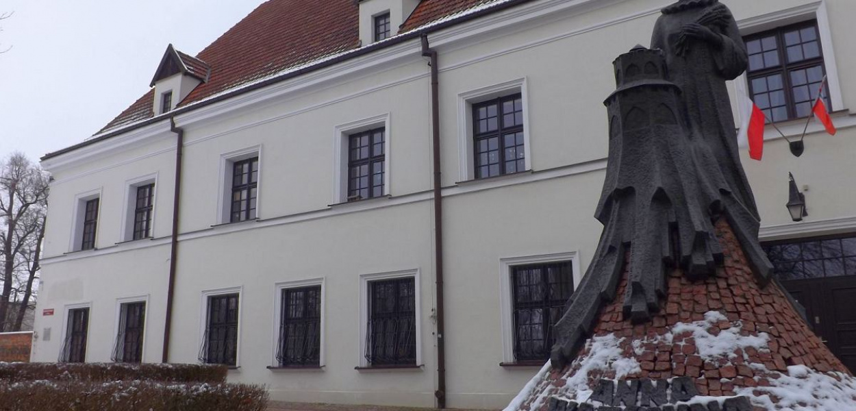 Foto: KRZYSZTOF CEDRO: Pomnik Anny Wazówny przed pałacem jej imienia w Brodnicy. Obecnie budynek jest siedzibą m.in. miejskiej książnicy