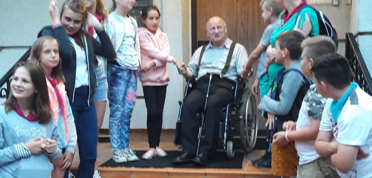 FOTO NADESŁANE: W jego parafii w Redzie odwiedzały go całe wycieczki z Jastrzębia; tu wizyta scholi parafialnej