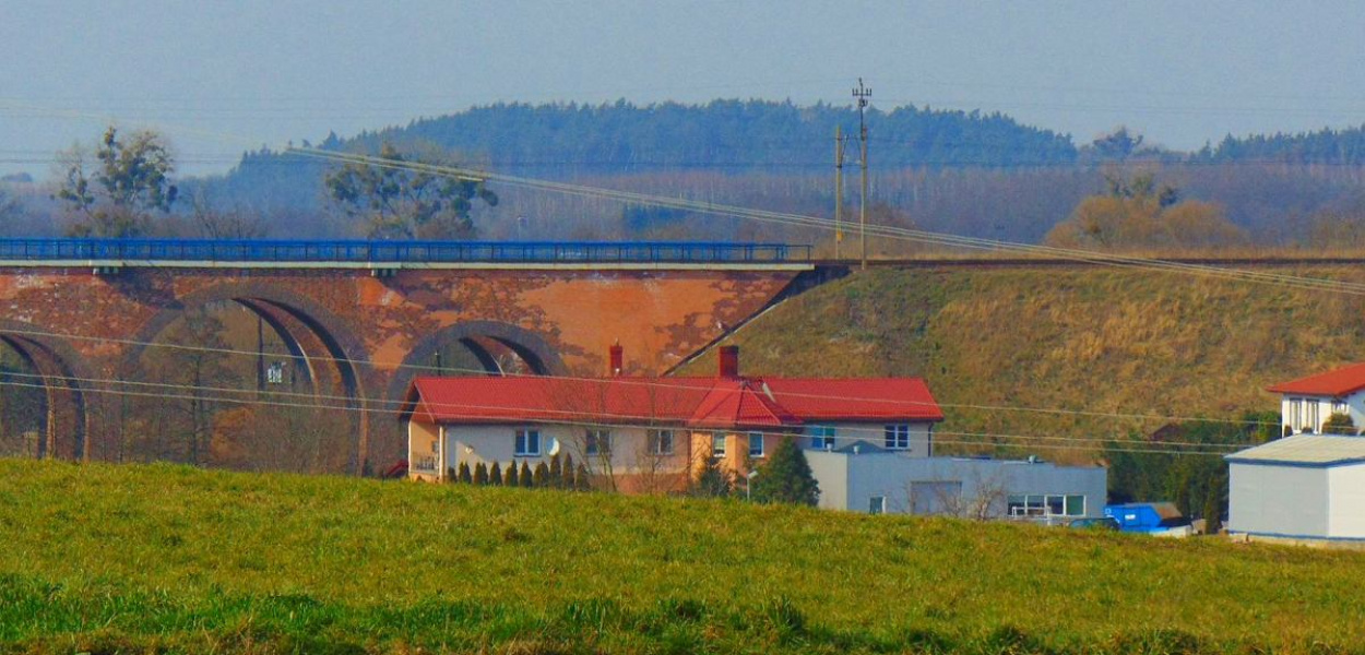 Foto: Krzysztof Cedro: Ten ceglany wiadukt kolejowy w 1945 roku wysadzili Niemcy. Płynąca pod nim Lutryna rozlała się, aż na wysokość miejscowości Kamień, a niektórzy pamiętają, że zalew sięgał aż wsi Lembarg.