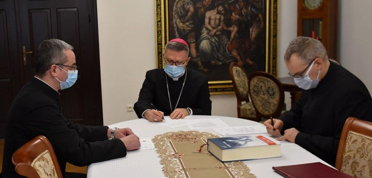 Foto: DIECEZJA TORUŃSKA: Nominacje na proboszczów ks. Januszowi Kowalskiemu i ks. Sławomirowi Sobierajskiemu wręczył ks bp Wiesław Śmigiel