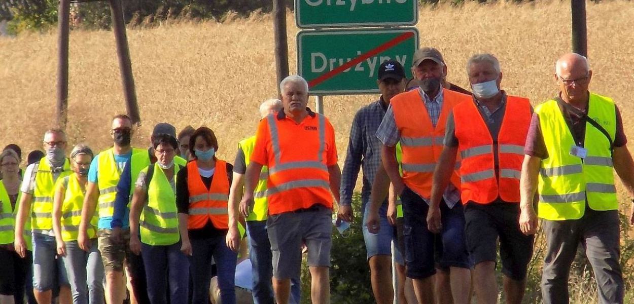 Foto: Krzysztof Cedro: W proteście w Grzybnie, mimo pory urlopowej, wzięło udział ponad dwieście osób