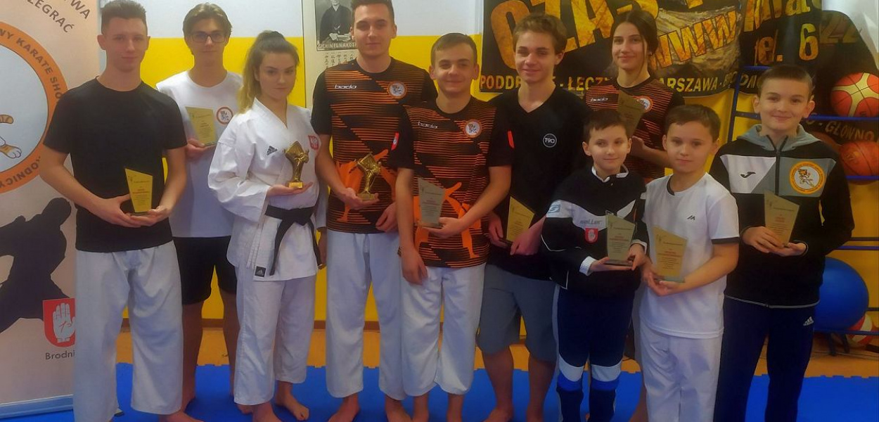 Foto: Nadesłane: Brodniccy karatecy z klubu Shotokan zostali wyróznieni statuetkami za dokonania w sezonie 2020. Trzecia od lewej najlepsza zawodniczka Natalia Warachowska, a obok z prawej stoi najlepszy zawodnik Piotr Frągnowski.