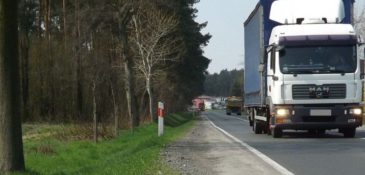 Foto: Krzysztof Cedro: Do tragicznego wypadku doszło 19 kwietnia w tym miejscu. To droga krajowa w granicach Brodnicy w kierunku Olsztyna. Jak widać, miejsca na budowę trasy pieszo rowerowej jest bardzo dużo.