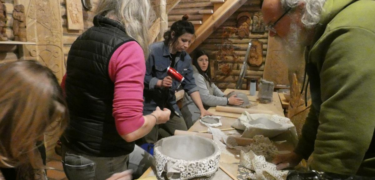 Foto: MO: Jan Majewski prowadził zajęcia ceramiczne