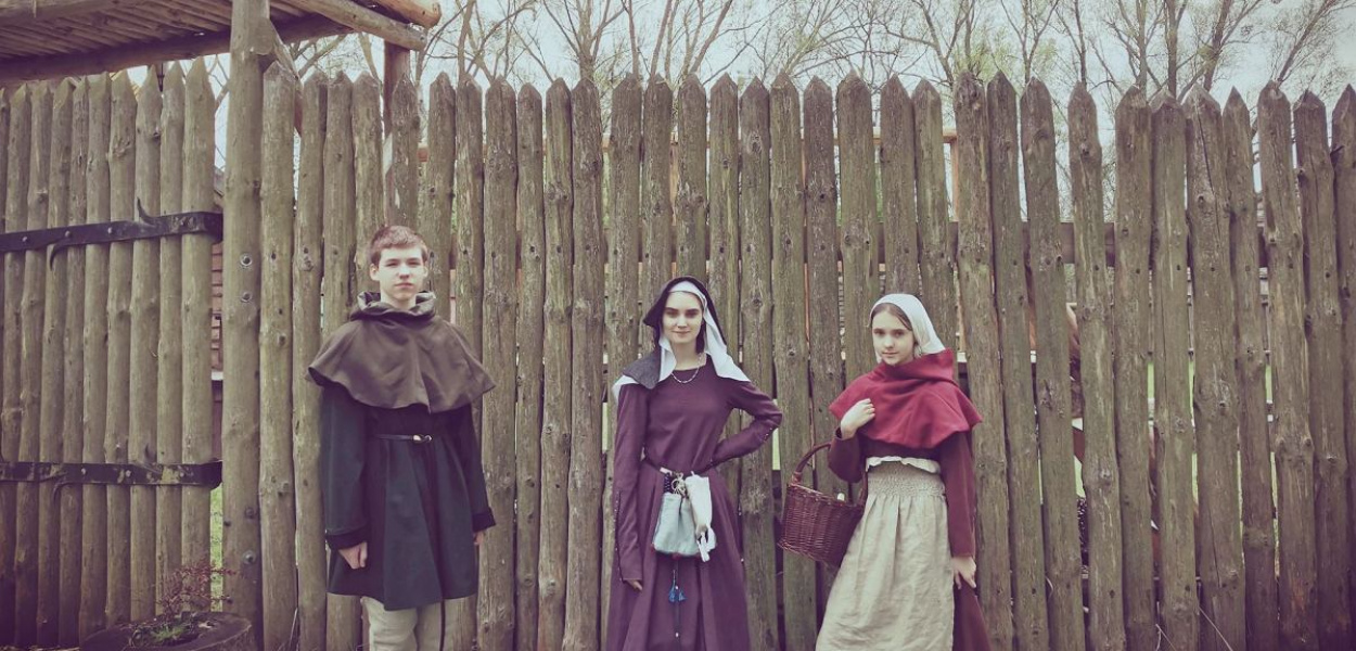 Foto: NADESŁANE: Amelia Kowalska, Marta Stawicka i Wit Biner w czasie nagrywania materiału w Osadzie Milewita