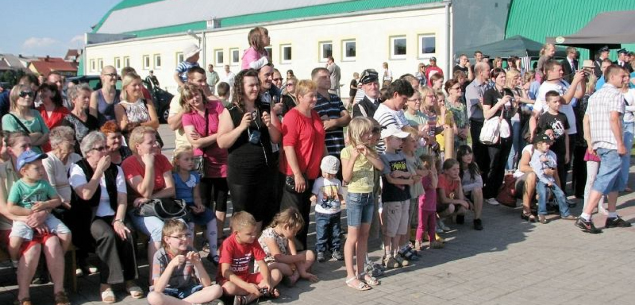 Na uroczysty apel i festyn mieszkańcy przyszli całymi rodzinami