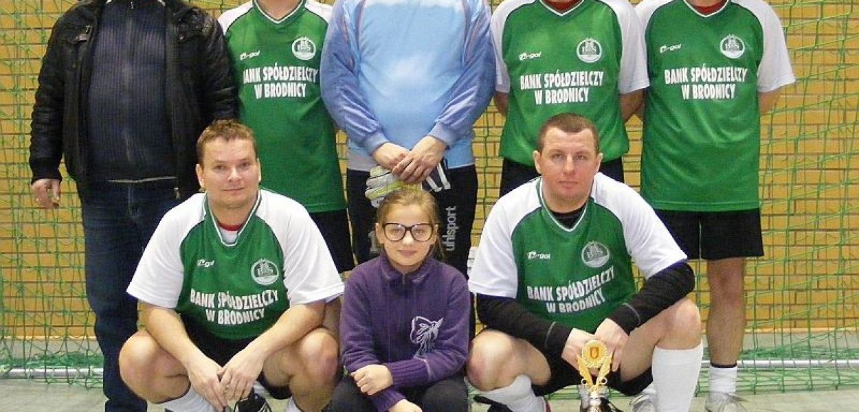 Zwycięstwo w II turnieju piłkarze Banku Spółdzielczego za-dedykowali swemu kie-rownikowi Henrykowi Fi-glewskiemu (stoi pierwszy z lewej), który 22 grudnia obchodził 60 urodziny. Wszystkiego najlepszego od Redakcji.