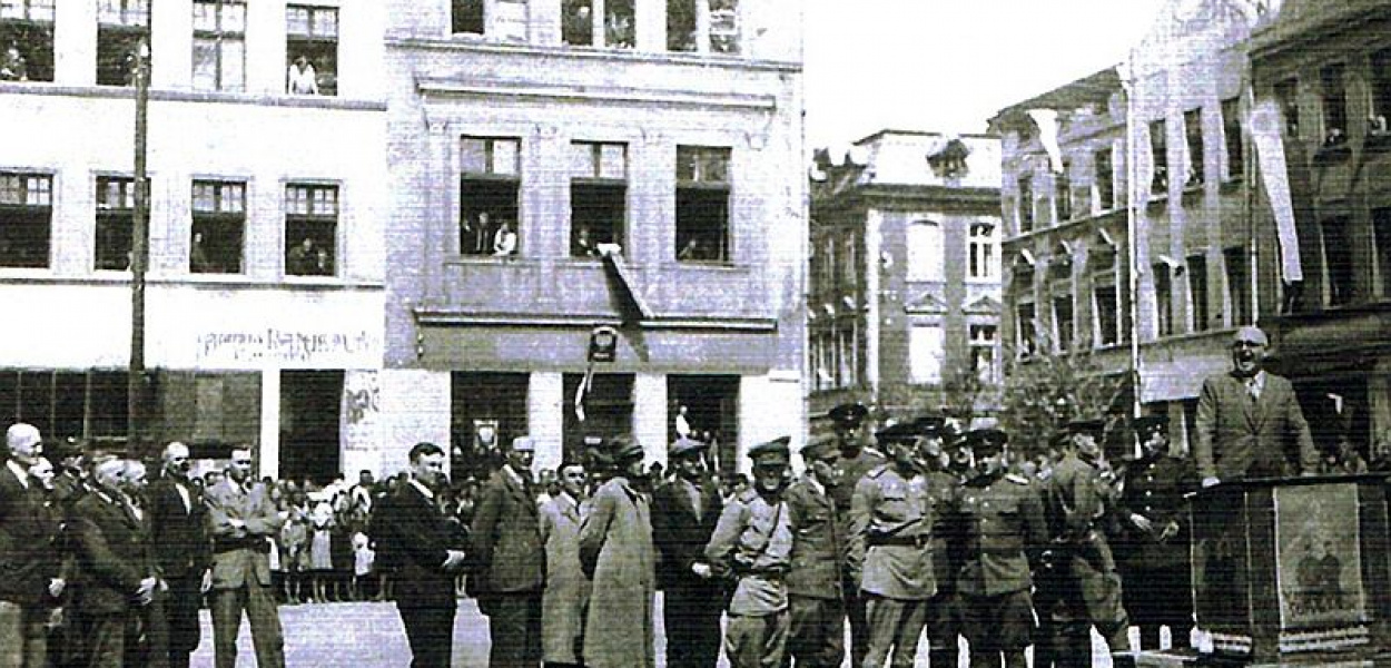 Jastrzębski przemawia na rynku w Brodnicy, za nim Rosjanie i lokalne władze (trybunę ukradli ewangelikom). Zdjęcie zrobiono 9 maja 1945 r. 