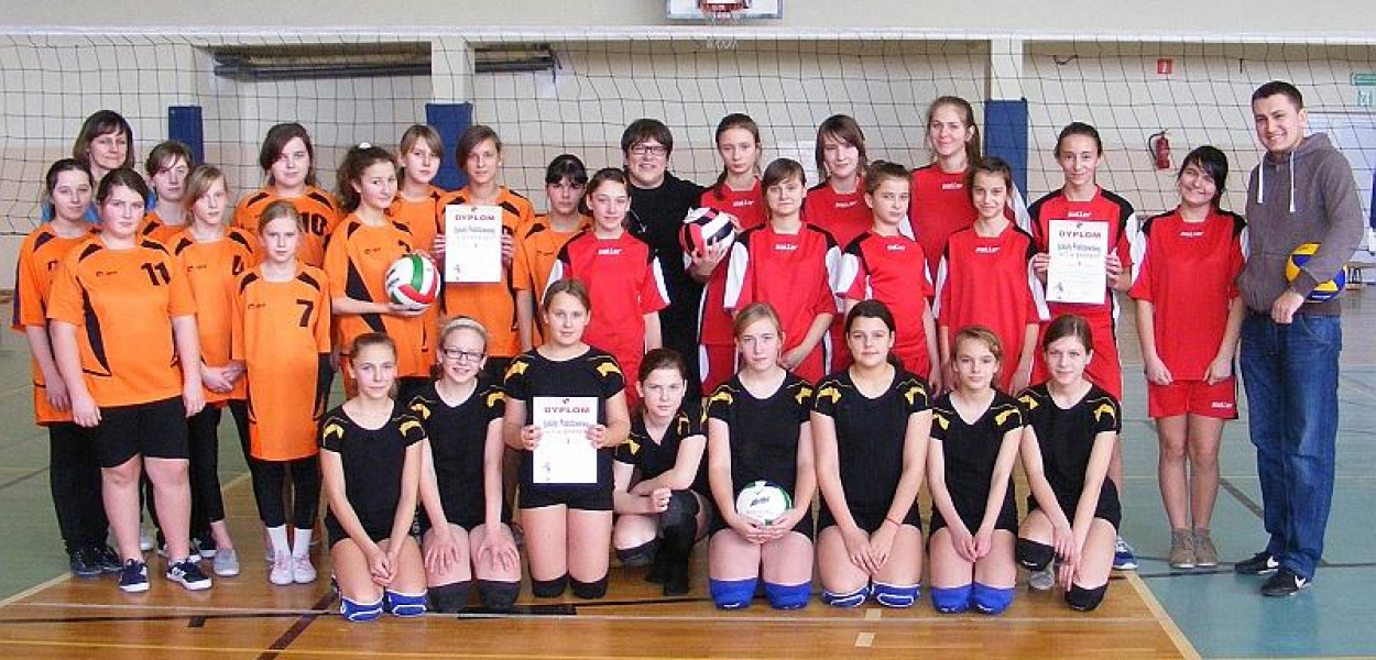 W zawodach powiatowych w mini siatkówkę dziewcząt wystąpiły trzy zespoły, z których najlepsze okazały się siatkarki z SP nr 2 w Brodnicy (w czerwonych strojach).