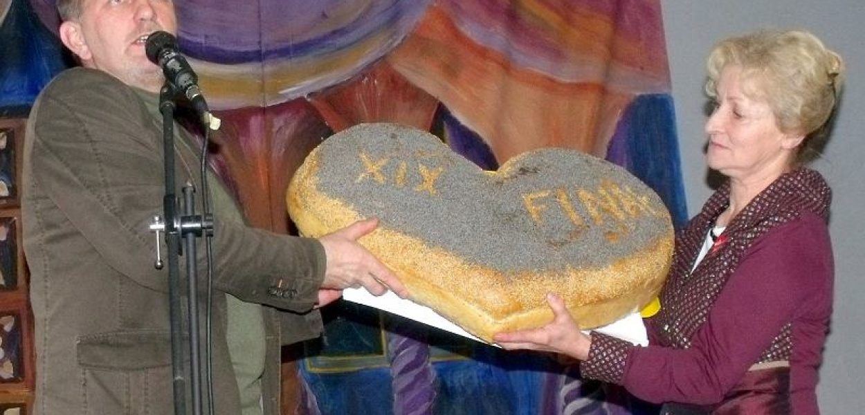 Wójt Wojciech Rakowski i szefowa sztabu WOŚP w Zbicznie Mirosława Lica podczas licytacji chleba