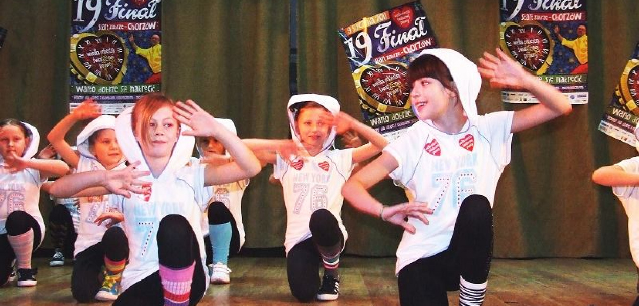 Na scenie domu kultury wystąpiły grupy tancerzy