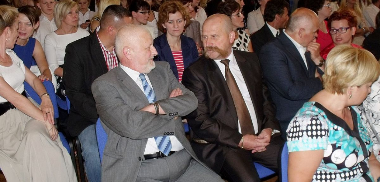 FOTO BB. Uczniów Zasadniczej Szkoły Zawodowej żegnali koledzy, nauczyciele i zaproszeni goście, wśród nich fundatorzy nagród Henryk Zdunkowski i Daniel Zdziarski
