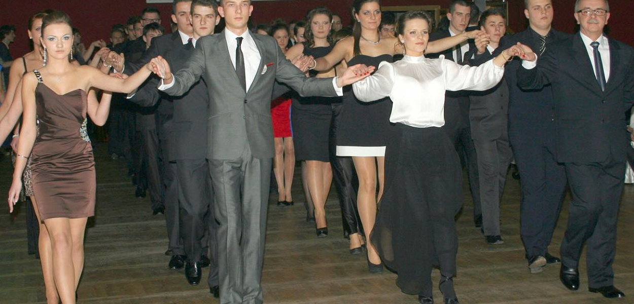 Pierwszą grupę przy-szłych maturzystów do poloneza poprowadził dyrektor Wiesław Łupina