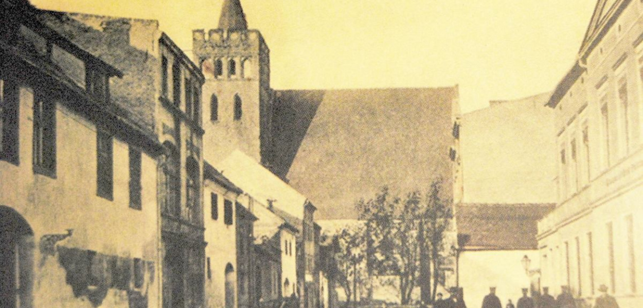 Foto: Archiwum: Ulica Pocztowa w Brodnicy w roku 1914, czyli w roku wybuchu Wielkiej Wojny. Gdy na wielu widokówkach z tego okresu, brodnickie ulice wyglądają raczej pustawo - na Pocztowej widzimy około 11 osób. Nie powinno to jednak dziwić. Wszak poczta była w tym czasie prawdziwym 'oknem' na świat.