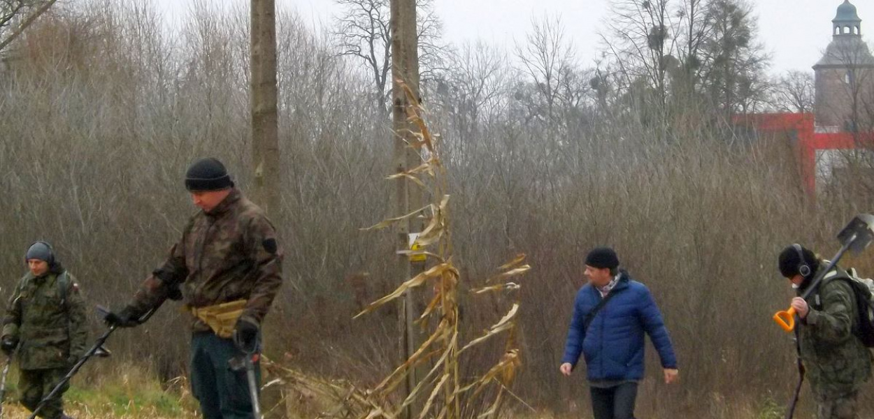 Foto: Krzysztof Cedro: Na polu po ściętej kukurydzy we wsi Osiek wyruszyli poszukiwacze skarbów uzbrojeni w detektory i szpadle